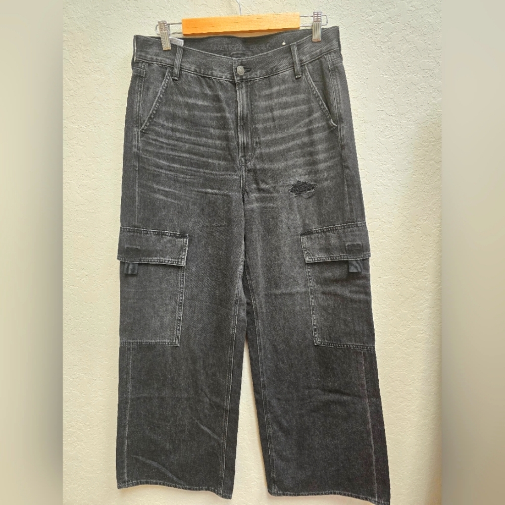 American Eagle Super High Rise baggy Wide Leg Jeans in Washed Black SZ 10 Short
